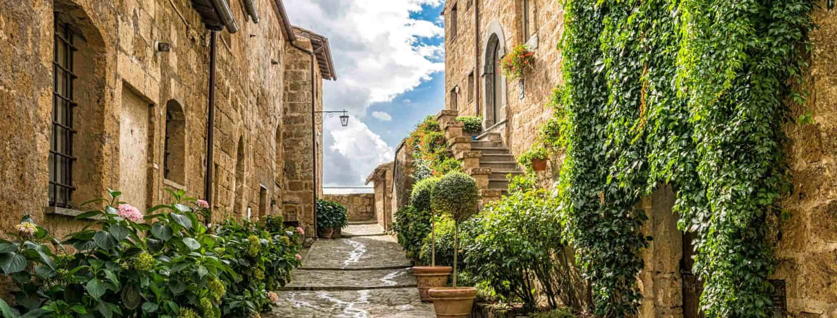 A stone building with ivy on it in Italy.