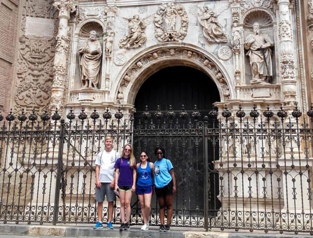 Students in front of the Collegiate Church of Santa María la Mayor.